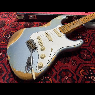 画像2: Fender Custom Shop '69 Stratocaster - Handwound PU's / Ice Blue Metallic / Heavy Relic