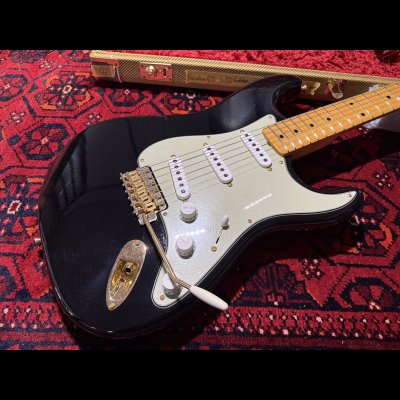 画像2: Fender Custom Shop Limited Edition '54 Stratocaster - Handwound PU's / Black Gold Hard Ware