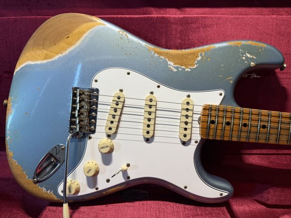 画像1: Fender Custom Shop '69 Stratocaster - Handwound PU's / Ice Blue Metallic / Heavy Relic (1)